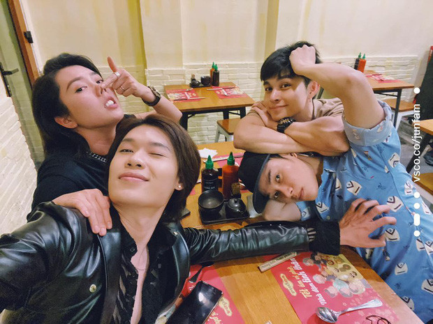 Không chỉ là bạn bè thân thiết, họ còn có cả hội bạn để làm 'trò con bò' cùng nhau.