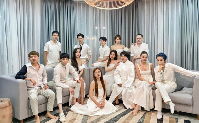 Hội bạn thân 'Gia đình văn hoá' của Đông Nhi