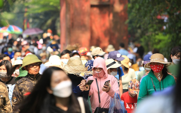 Du khách thập phương đổ về đền Hùng dâng hương đông nghẹt trước ngày chính lễ Ảnh 2