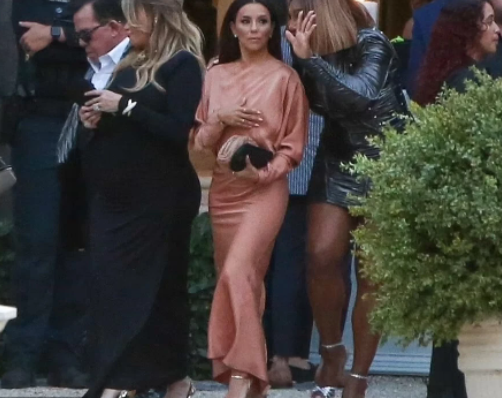 Nữ minh tinh Eva Longoria (Những bà nội trợ kiểu Mỹ) xuất hiện từ sớm.