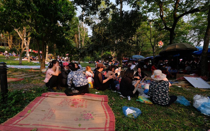 Du khách thập phương kéo về đền Hùng ngày Giỗ Tổ, dịch vụ cho thuê chiếu 'hốt bạc' Ảnh 2