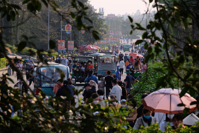 Du khách thập phương kéo về đền Hùng ngày Giỗ Tổ, dịch vụ cho thuê chiếu 'hốt bạc' Ảnh 15