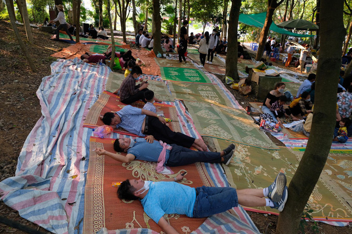 Du khách thập phương kéo về đền Hùng ngày Giỗ Tổ, dịch vụ cho thuê chiếu 'hốt bạc' Ảnh 9