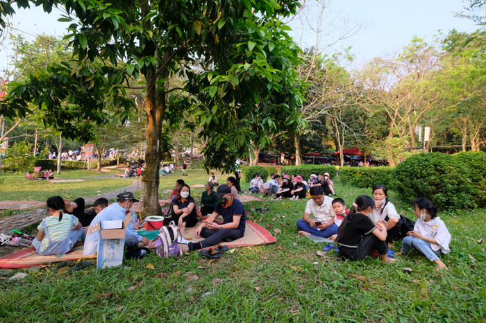 Du khách thập phương kéo về đền Hùng ngày Giỗ Tổ, dịch vụ cho thuê chiếu 'hốt bạc' Ảnh 14