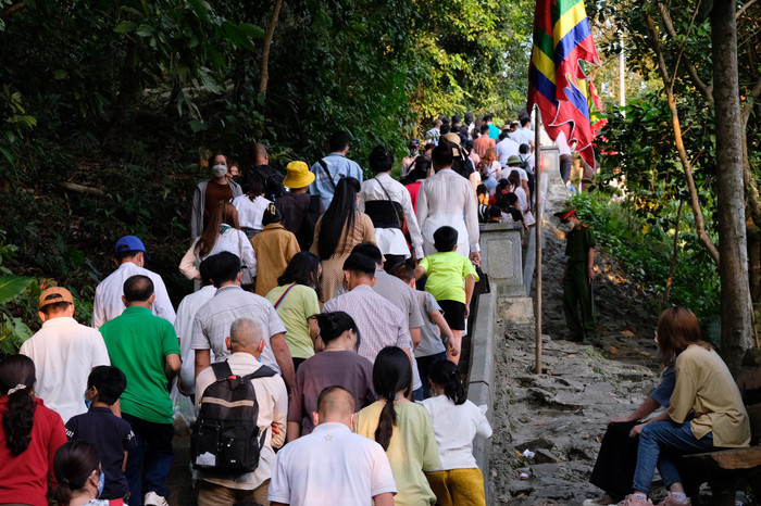 Du khách thập phương kéo về đền Hùng ngày Giỗ Tổ, dịch vụ cho thuê chiếu 'hốt bạc' Ảnh 5