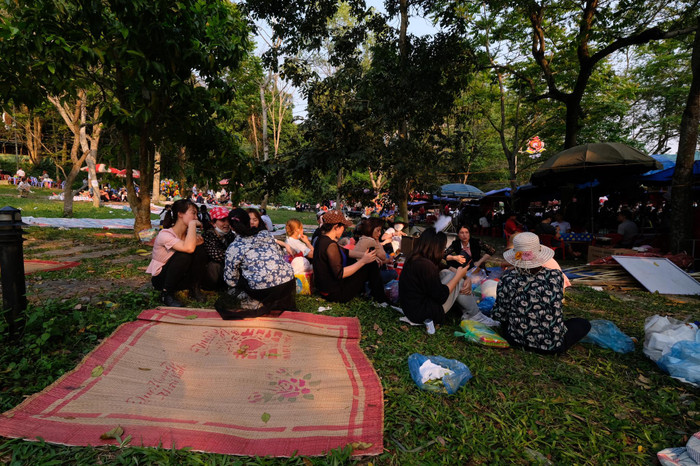 Du khách thập phương kéo về đền Hùng ngày Giỗ Tổ, dịch vụ cho thuê chiếu 'hốt bạc' Ảnh 13