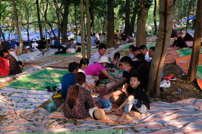 Du khách thập phương kéo về đền Hùng ngày Giỗ Tổ, dịch vụ cho thuê chiếu 'hốt bạc' Ảnh 11