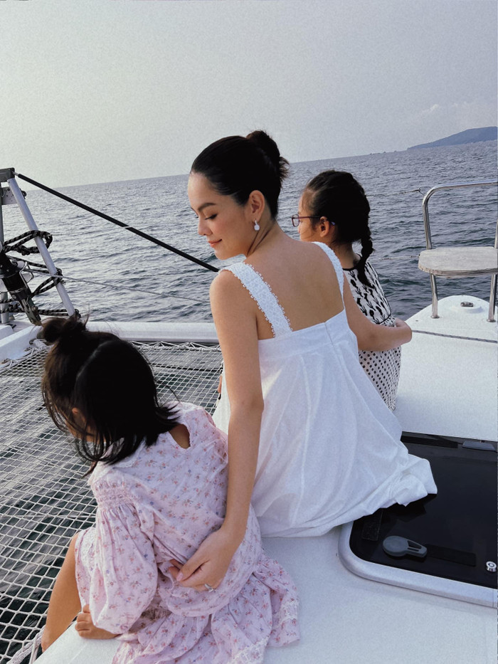 Khoảnh khắc hạnh phúc của người đẹp bên hai cô công chúa