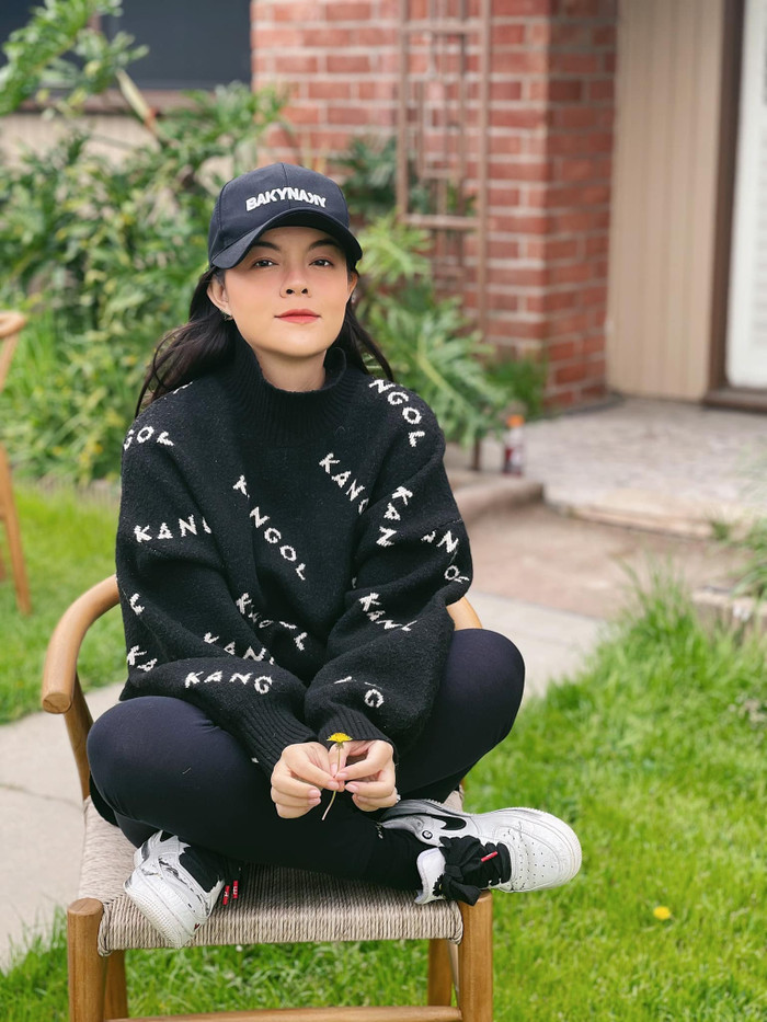 Khi sang Mỹ cô bắt đầu chuộng những trang phục thoải mái, năng động