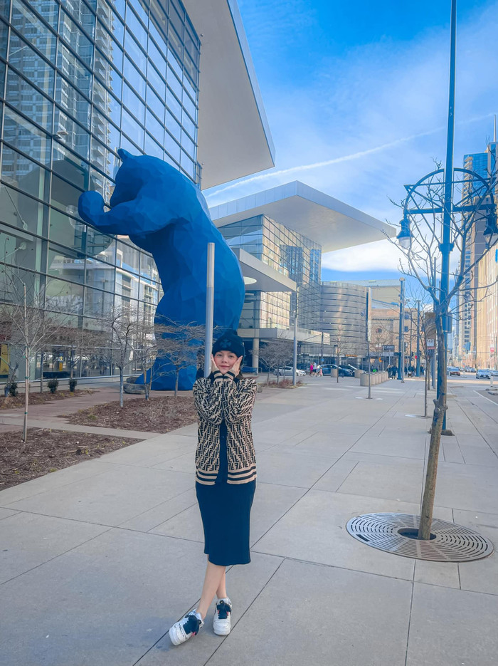 Sau khi cô mới sang trời Tây vài ngày, dân tình đã vô tình bắt gặp khoảnh khắc một cô gái có nhiều điểm tương đồng với nữ ca sĩ đang thân mật với người đàn ông lạ ở ngoài đường phố