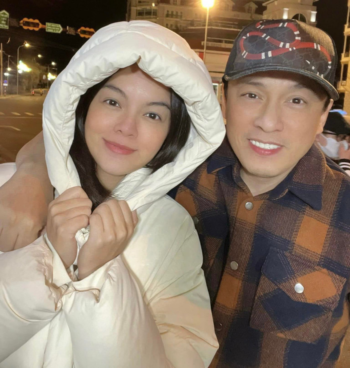 Cô vui vẻ tạo dáng với nam ca sĩ Lam Trường