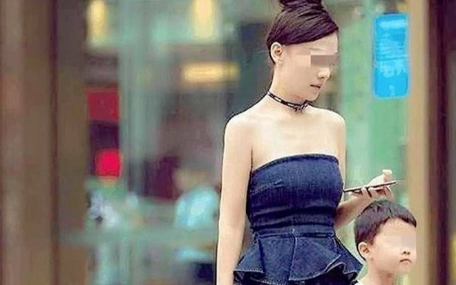 Mẹ mặc váy 'ngắn cũn' đón con trai tan học, 'ngượng tái mặt' khi nghe bạn của con nói một câu Ảnh 2