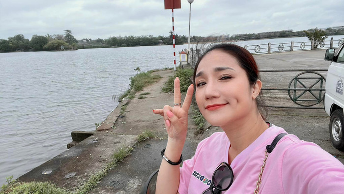 Trong cuộc sống đời thường, cô là một người tỏa ra năng lượng tích cực và luôn quan tâm mọi người xung quanh