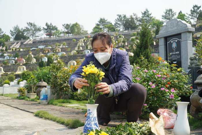 Người dân Hà Nội vượt đường xa dưới tiết trời nắng nóng đi tảo mộ ngày Tết Thanh minh Ảnh 5