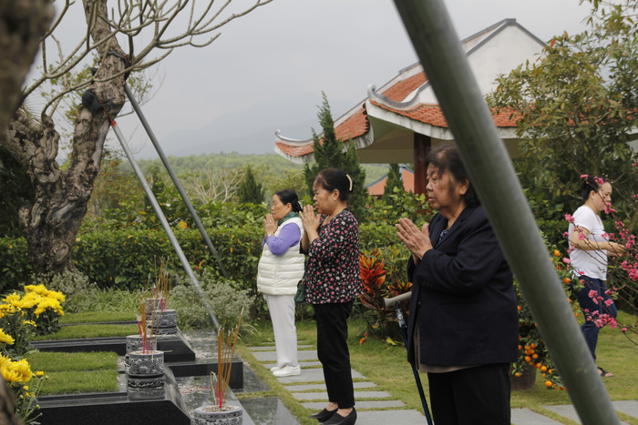 Người dân Hà Nội vượt đường xa dưới tiết trời nắng nóng đi tảo mộ ngày Tết Thanh minh Ảnh 14