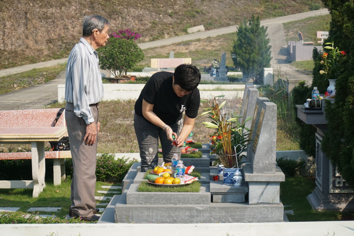 Người dân Hà Nội vượt đường xa dưới tiết trời nắng nóng đi tảo mộ ngày Tết Thanh minh Ảnh 3