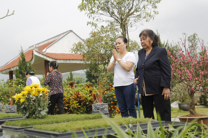 Người dân Hà Nội vượt đường xa dưới tiết trời nắng nóng đi tảo mộ ngày Tết Thanh minh Ảnh 13