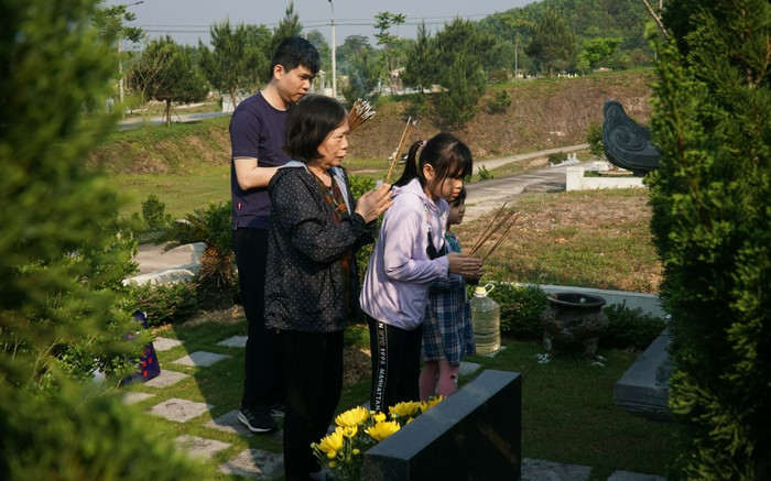 Người dân Hà Nội vượt đường xa dưới tiết trời nắng nóng đi tảo mộ ngày Tết Thanh minh Ảnh 2