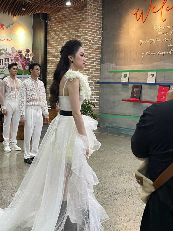 Diện chiếc đầm trắng bồng bềnh, Hương Giang đốn tim fan với góc nghiêng xuyên thủng vạn vật.