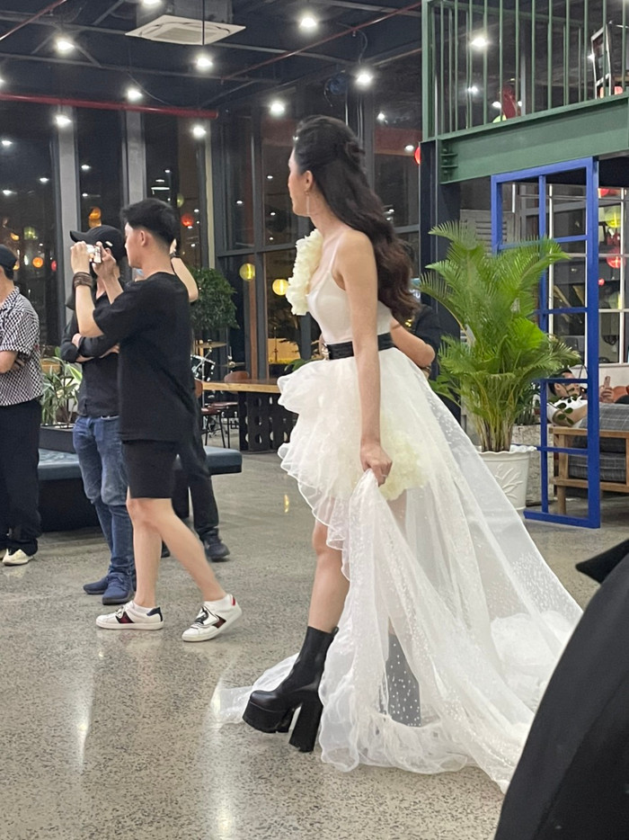 Hình ảnh chất lượng thấp nhưng nhan sắc, body chất lượng cao của người đẹp toả sáng rực rỡ.