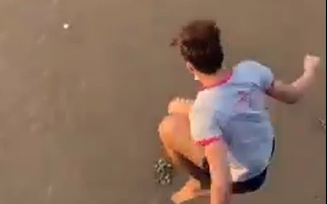 Clip: 'Đứng tim' cảnh người đàn ông dũng cảm lao xuống sông cứu cô gái đang chới với giữa dòng nước Ảnh 2