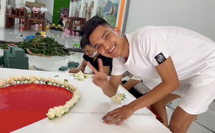 Loạt sao Việt dù sở hữu tài sản khủng nhưng vẫn chọn cầu hôn bạn gái theo cách giản dị nhất Ảnh 2