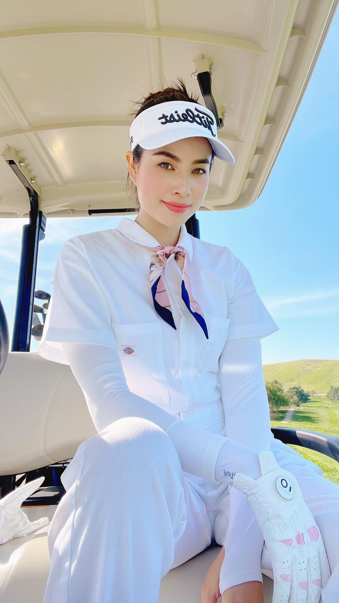 Thời trang sân golf của nàng hậu thường những bộ cánh 'kín cổng cao tường' để che chắn ánh nắng và với mục đích đánh golf 'real' chứ không phải tìm kiếm một tình anh em nương tựa.