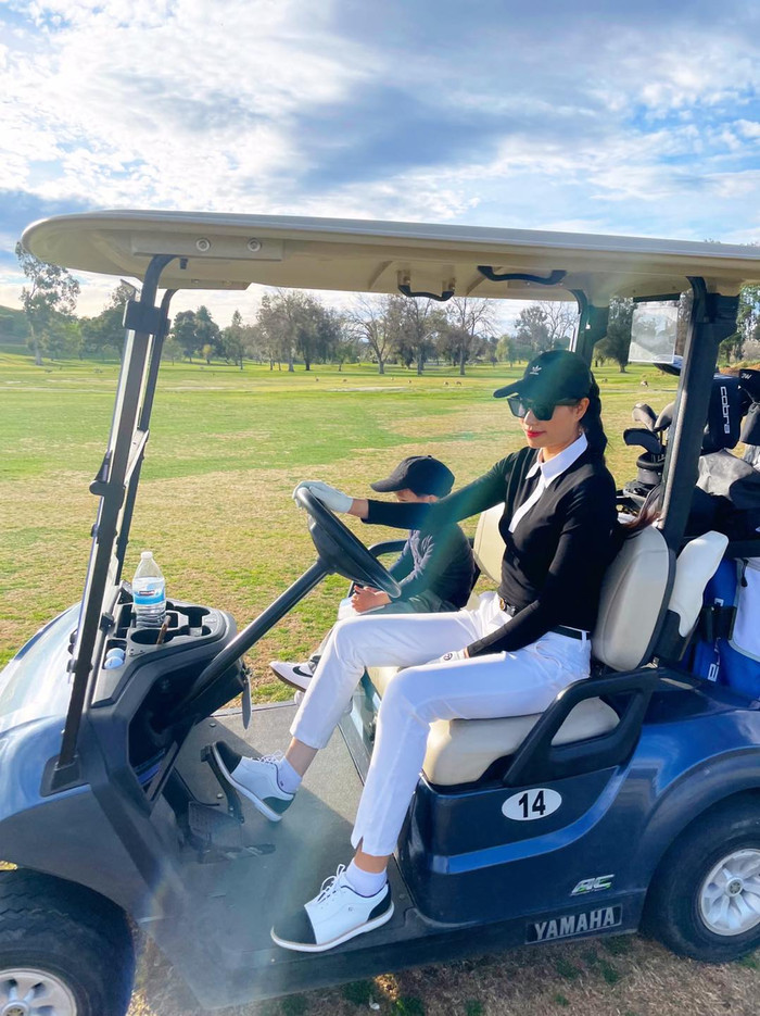 Tình yêu của nàng hậu dành cho golf có vẻ thật lòng nên cô nàng mang cả con trai theo để cậu bé sớm tiếp xúc với môn thể thao xa xỉ. 