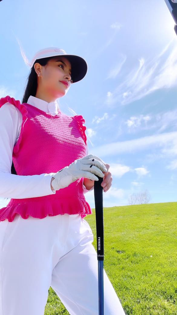 Phạm Hương ngưng khoe cuộc sống vương giả, hóa nữ hoàng sân golf 'bình dị' Ảnh 10