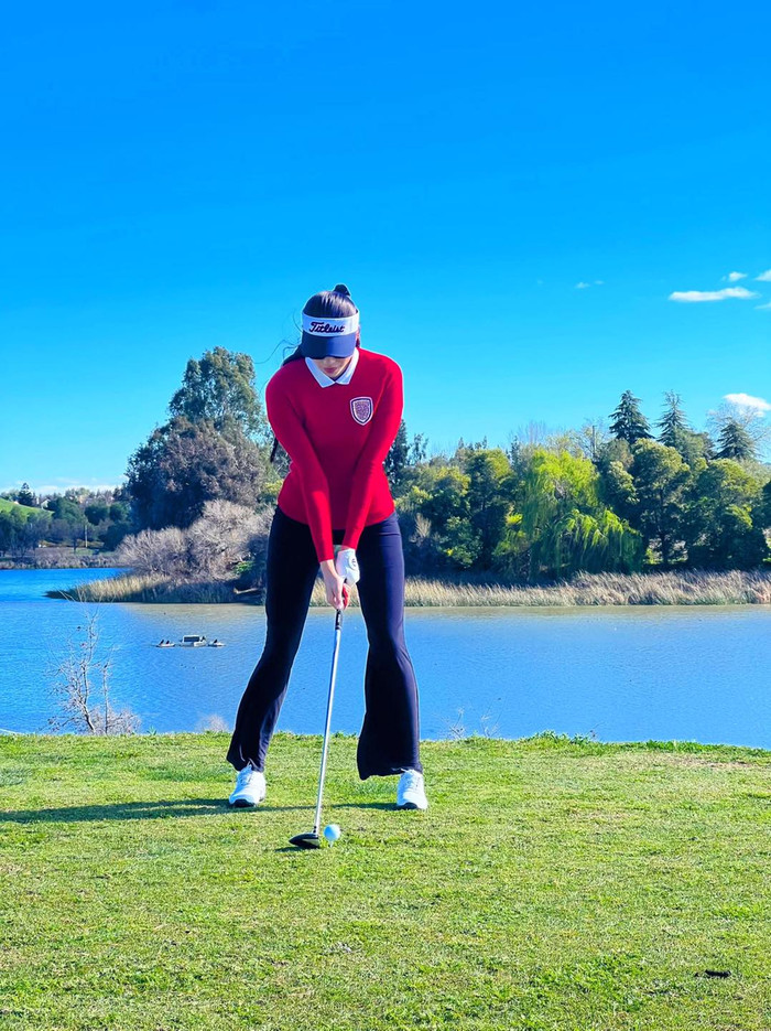 Sống trong cuộc sống 'đậm mùi tiền' tại Mĩ, Phạm Hương có vẻ không cần váy ngắn củn cỡn để 'tạo dựng sự nghiệp' trên sân golf.