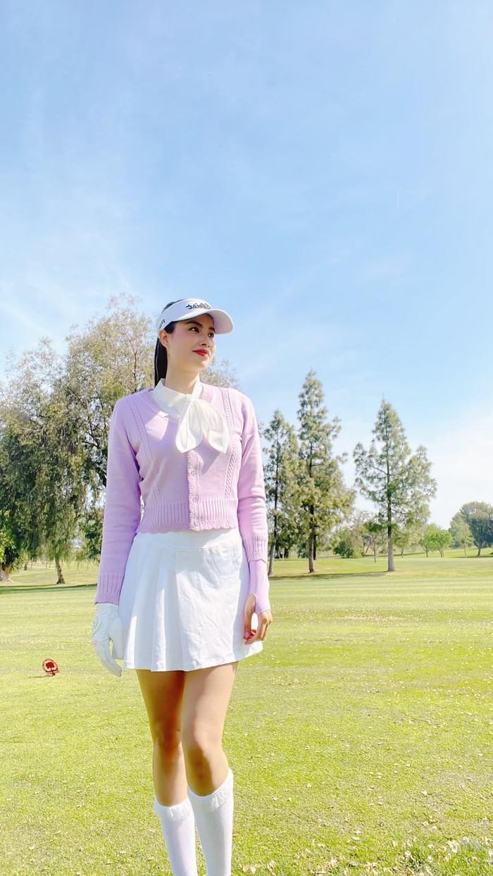 Những tone ngọt ngào tươi sáng luôn là sự lựa chọn hàng đầu của Phạm Hương để cô nàng có thể toả sắc rạng ngời tại sân chơi thượng lưu.