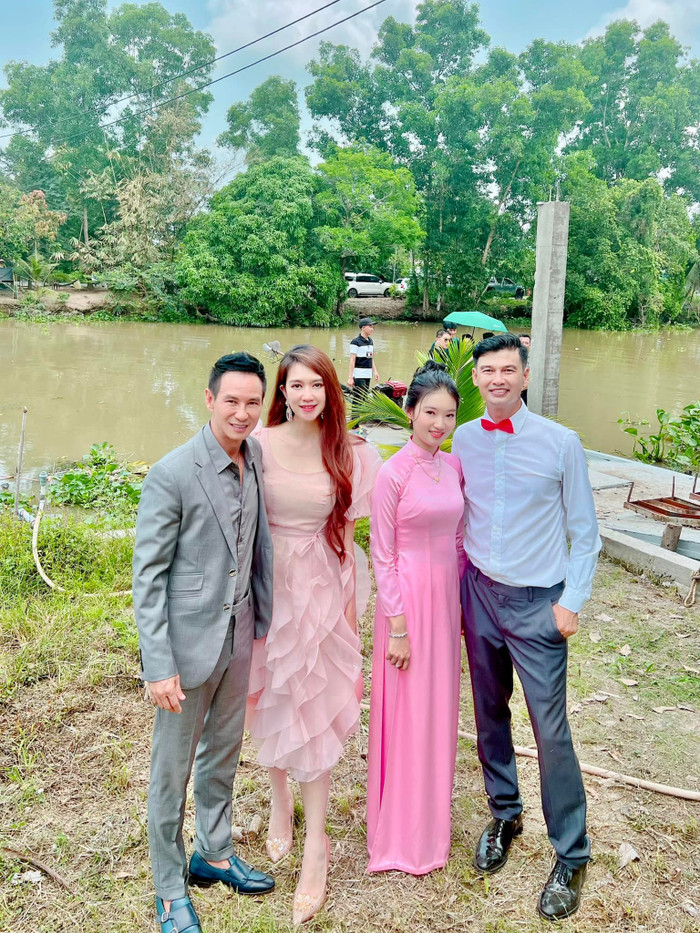 Nhan sắc của bà xã Tiết Cương thậm chí còn lấn át luôn vợ Lý Hải - người đẹp vốn nổi tiếng với nhan sắc không tuổi.