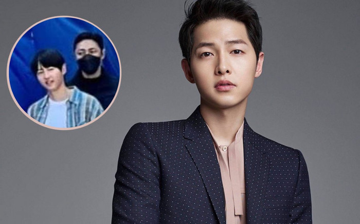 Song Joong Ki bị chụp lén ở hậu trường phim mới: Nhan sắc y như học sinh cấp 3 khiến ai cũng xuýt xoa Ảnh 2