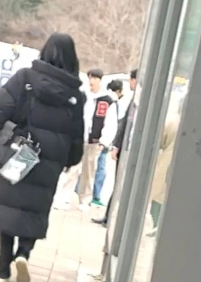 Song Joong Ki bị chụp lén ở hậu trường phim mới: Nhan sắc y như học sinh cấp 3 khiến ai cũng xuýt xoa Ảnh 5