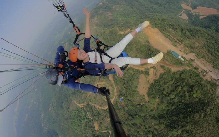 Bay dù lượn tại Hà Nội - Môn thể thao mạo hiểm được bạn trẻ săn lùng dịp lễ Ảnh 2