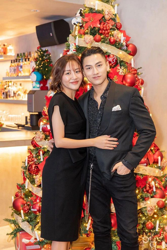 Dù ít khi đăng ảnh chung nhưng Văn Mai Hương và Isaac mỗi khi gặp nhau luôn có hành động gần gũi, cho thấy mối quan hệ gắn bó nhiều năm của cả hai. 