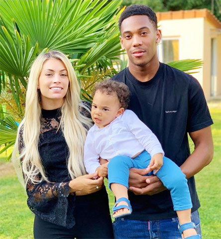 Martial bị vợ bỏ vì thói lăng nhăng.