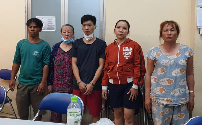 Các nghi phạm tại cơ quan công an