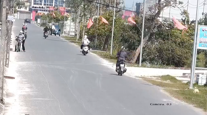 Người phụ nữ điều khiển xe máy, vác ống nhựa đến trả lại cho tài xế xe ba gác.