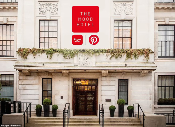 Bên ngoài The Mood Hotel.