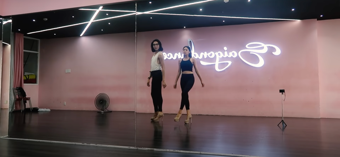 'Yếu ở đâu, sửa ở đó', hiện tại người mẫu Mic Nguyễn đang hỗ trợ trong mảng catwalk cho Thảo Nhi Lê.