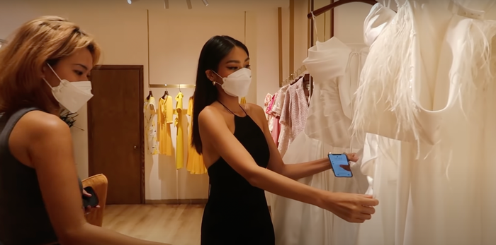 Nhà thiết kế đầu tiên mà Thảo Nhi lựa chọn là NTK Lê Thanh Hoà, cô nàng luôn có stylist đi cùng để thử trang phục. Chỉ mới là chuẩn bị cho vòng sơ khảo mà rich kid đã chọn toàn nhà mốt xịn xò của Việt Nam để có một diện mạo tuyệt mĩ tại cuộc thi. 