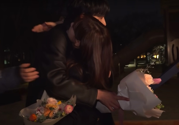 Hẹn Hò Chốn Công Sở: Hậu trường gây sốc, Ahn Hyo Seop nghẹn ngào ôm Kim Se Jeong, còn ráng nén khóc Ảnh 3