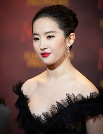 Tăng cân cùng với makeup đậm khiến nữ diễn viên già đi trông thấy. 