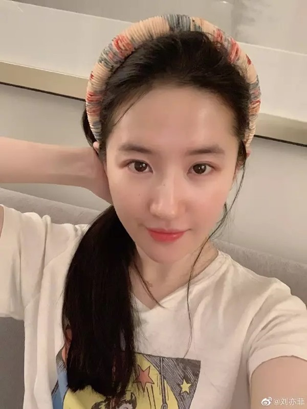 Khi để mặt mộc, Lưu Diệc Phi trẻ trung như mới 20 tuổi. 