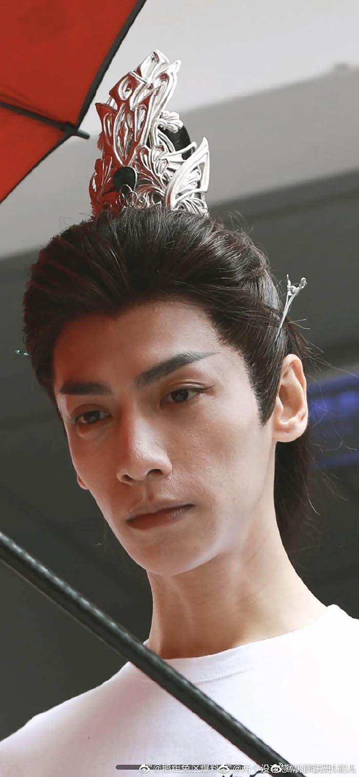 Gương mặt gầy hốc hác của nam diễn viên. 