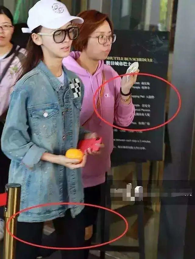 Bắp tay của trợ lý còn to hơn đùi của Ngô Cẩn Ngôn. 