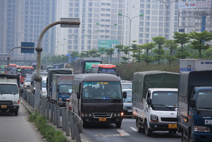 Người dân chen chân, lỉnh kỉnh đồ đạc đội mưa đổ trở lại Hà Nội sau kỳ nghỉ lễ Ảnh 3