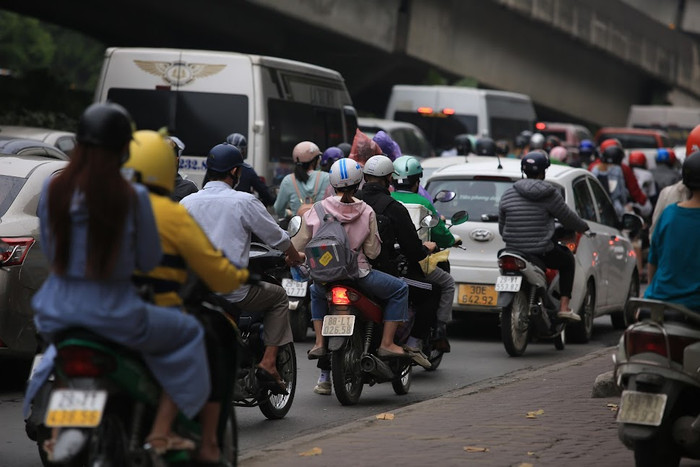 Người dân chen chân, lỉnh kỉnh đồ đạc đội mưa đổ trở lại Hà Nội sau kỳ nghỉ lễ Ảnh 6