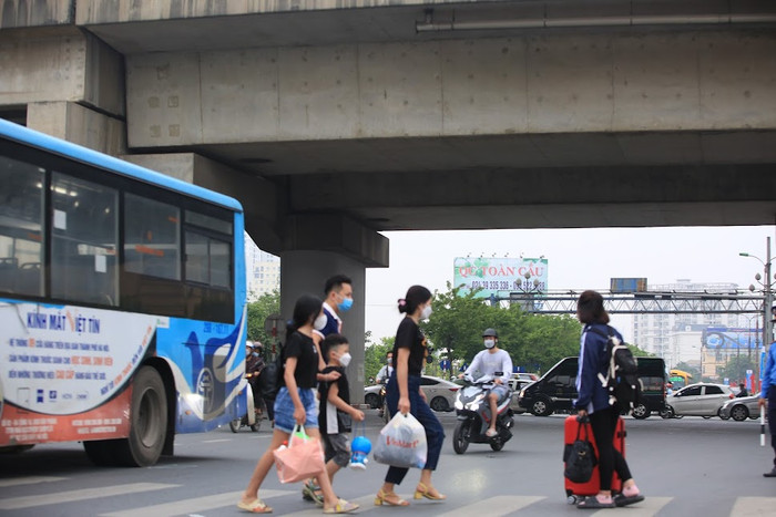 Người dân chen chân, lỉnh kỉnh đồ đạc đội mưa đổ trở lại Hà Nội sau kỳ nghỉ lễ Ảnh 18